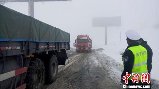 追踪:国道318川藏线四川康定折多山段实行单边