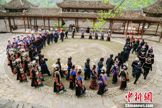 图为全寨老少在芦笙场上跳芦笙舞。 文寿 摄