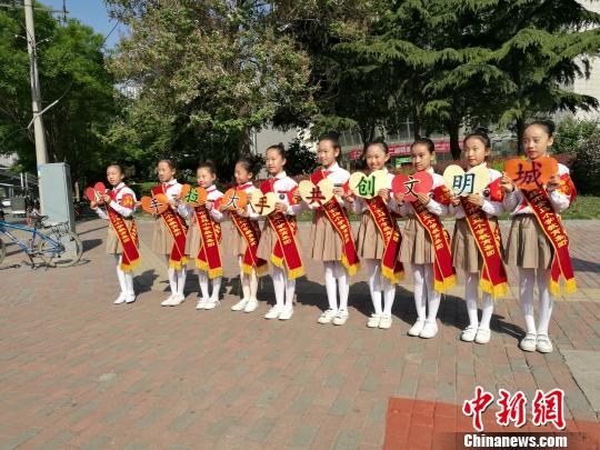 图为石家庄“00后”街头倡交通文明。 李洋 摄