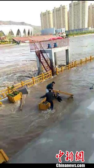 4月27日下午5点半，甘肃临夏市大夏河河水突涨，致使正在河边行走的9人遭到水困。　钟欣　摄