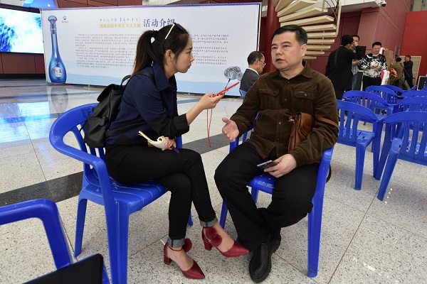 湖南首届中青年书法大展开幕 244幅书法精品奉