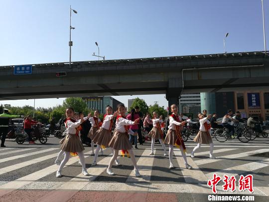 图为石家庄“00后”街头跳《等灯舞》倡文明。 李洋 摄