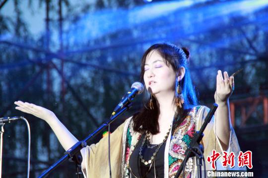 中国歌手者来女倾情演唱。 于俊亮 摄