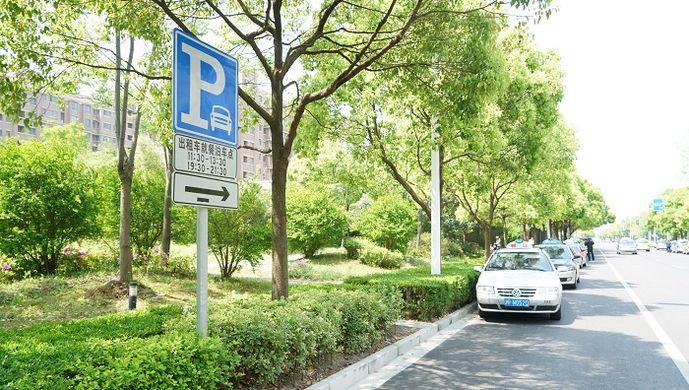 视频反映上海交警午餐时间在正规出租车就餐停