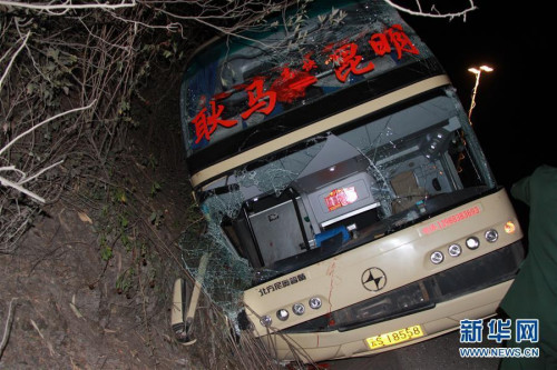 资料图:这是3月3日凌晨在事故现场拍摄的客运大巴车。图片来源:新华网