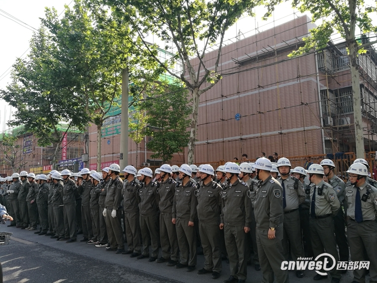 西安高新區(qū)、雁塔區(qū)開(kāi)展聯(lián)合執(zhí)法，拆除加蓋違建。