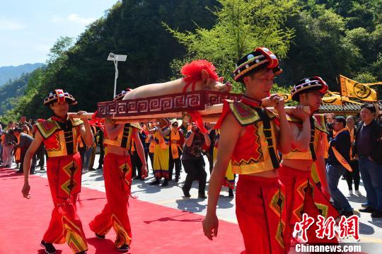 湖北五峰举行开山大典 祭拜山神传承民俗