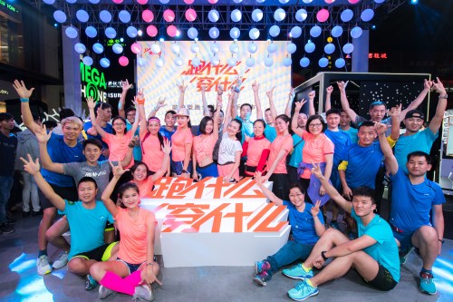 跑友热情参与体验馆活动。主办方供图