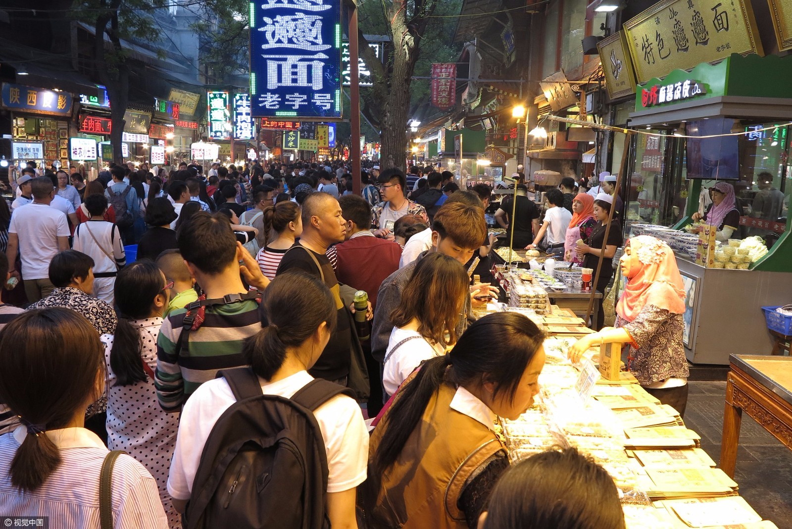 五一小长假首日 全国景区开启“人海”模式|摩天轮|游客|人海_新浪财经_新浪网