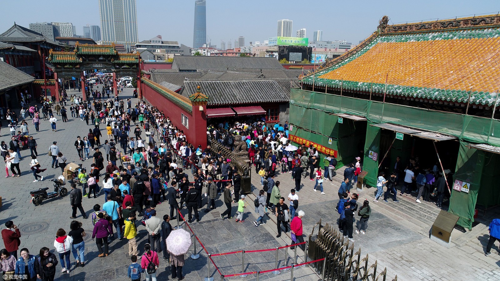 五一小长假首日 全国景区开启人海模式