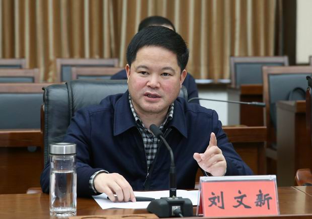 刘文新在会上讲话签约现场市政府副市长钟汰甬,安徽外经建设集团执行