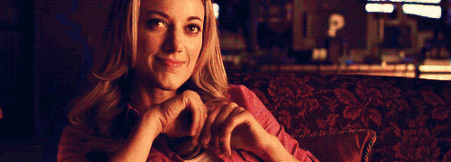 左手托腮表示对方觉得很无聊;将手指靠在脸侧,说明对方对话题感兴趣.