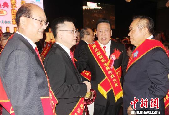 图为印尼华人百家姓中央总会主席林万金(右一),林氏宗亲会总会长林银满(右二)、副会长兼秘书长林逢升(左二)参加盛典。 林永传 摄