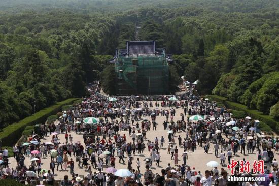 4月30日,大批游客涌进南京中山陵参观。 <a target=\'_blank\' href=\'http://www.chinanews.com/\'>中新社</a>记者 泱波 摄
