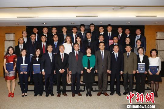 中国驻纽约总领事章启月与获奖者合影。 廖攀 摄