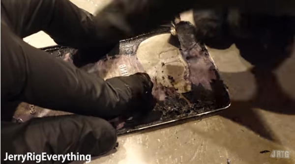 国外DIY大神将三星S8变成透明后壳:科技感爆棚