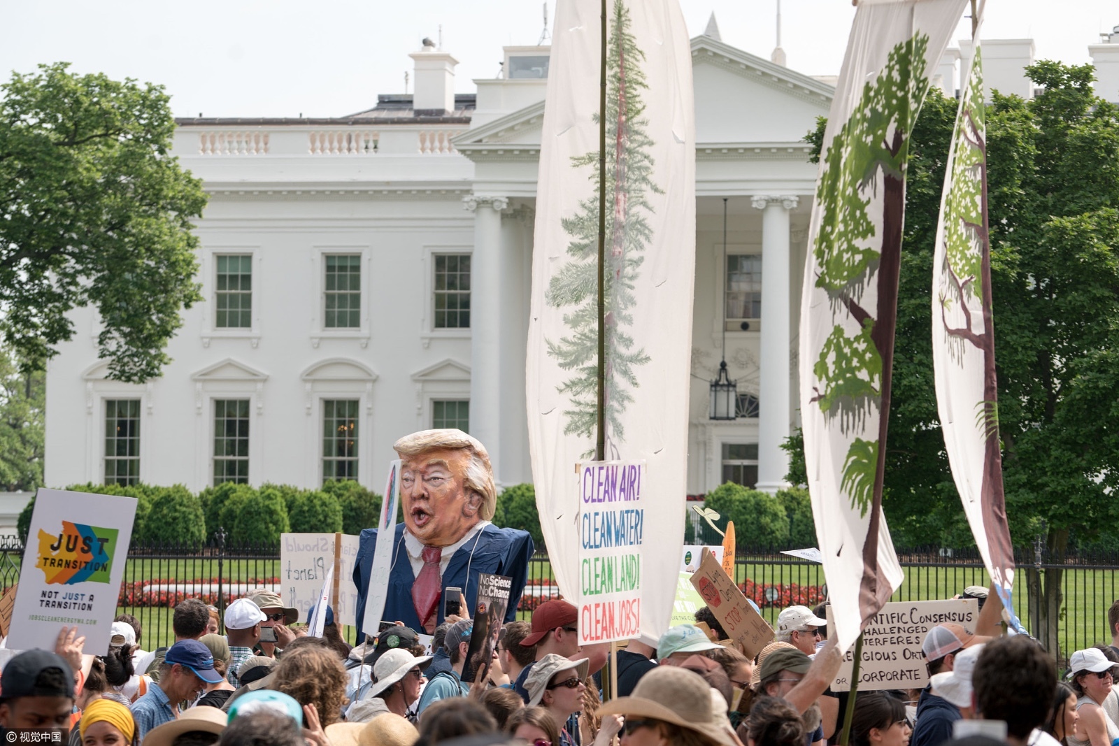 李子参加游行抗议特朗普环境政策 与原住民手