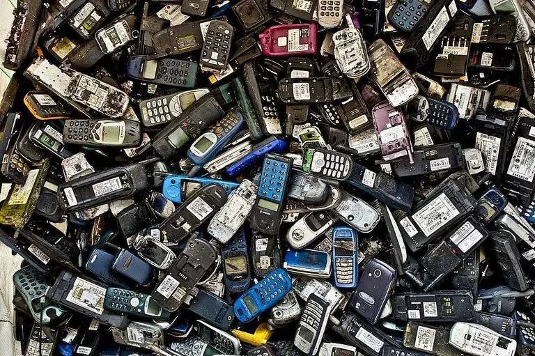 视线 | 中国已沉积10亿部废旧手机,或隐藏2000