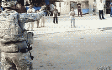 搞笑gif:我也想下去泡温泉,这搓澡的妹子多少钱都给!