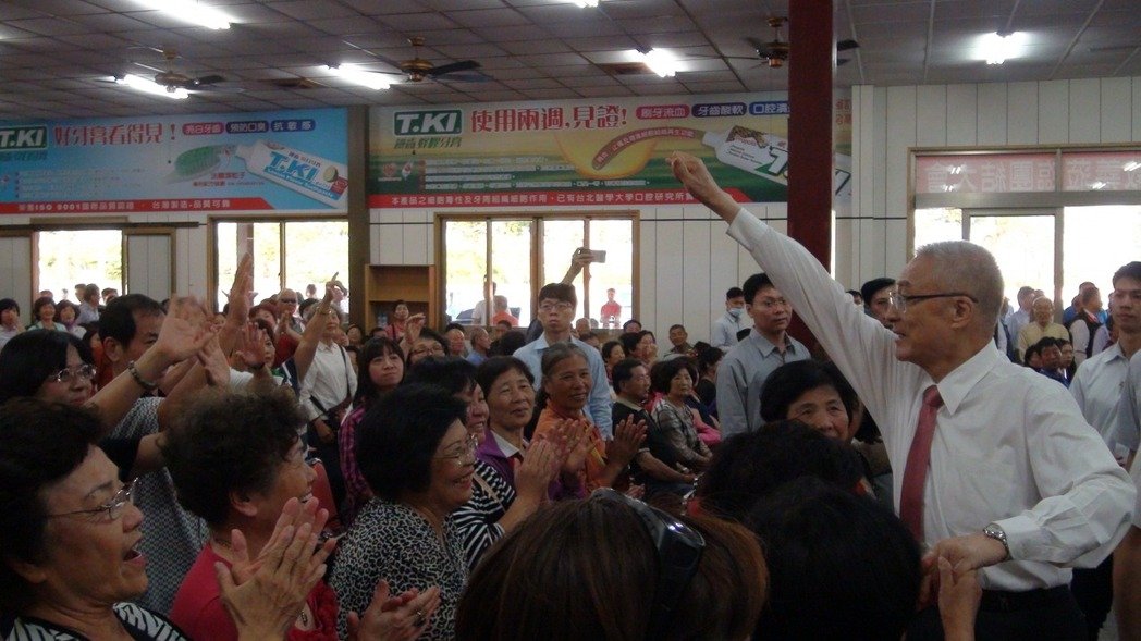 吴敦义受到嘉义民众热情欢迎。（图片取自台湾《联合报》）