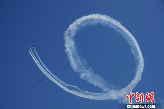 图为特技飞机进行精彩的飞行表演。 韩章云 摄