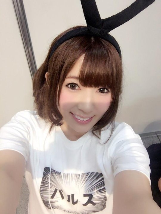 波多野结衣老师现身漫展 日本宅男争相合影