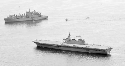 1日横须贺海域，日本“出云”号(右)为美舰(左)护航。