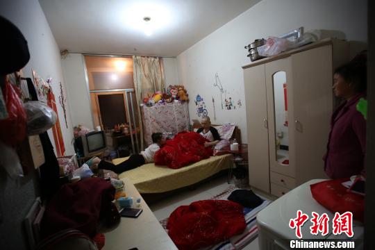 租住房不足10平米的空间，容纳了三个人吃喝拉撒全部的生活日常，一张双人床占据房间的二分之一。　范丽芳 摄