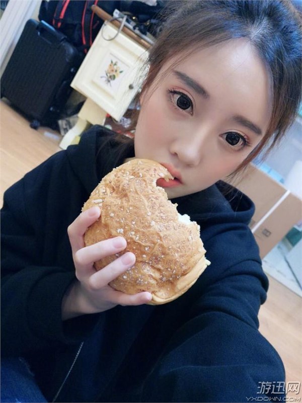 冯提莫曝“出浴”照!网友:人美眼大就是看不到胸(图)_八卦趣闻_新浪游戏_新浪网