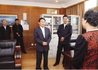 国内新闻 本报讯(记者 陈耀)4月28日下午,州委书记陈坚在州人大常委会