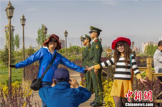 官兵执勤时吸引了不少过往游客驻足与其合影。 裴海博 摄