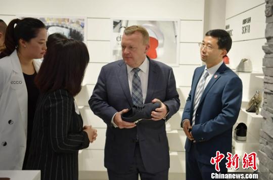丹麦首相拉斯穆森在成都太古里丹麦零售品牌店了解情况。 刘忠俊 摄