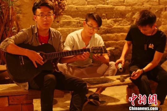 图为开设琥珀画工作室的三名广西艺术学院油画专业大三学生廖世绍、何家鹏、童钊。 刘朝阳 摄