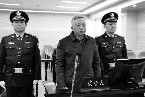 孙兰雨站在被告人席上
