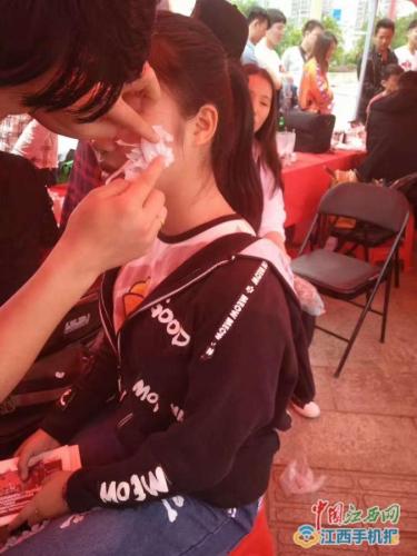 南昌天虹商场体验化妆活动 致多名学生脸部糜
