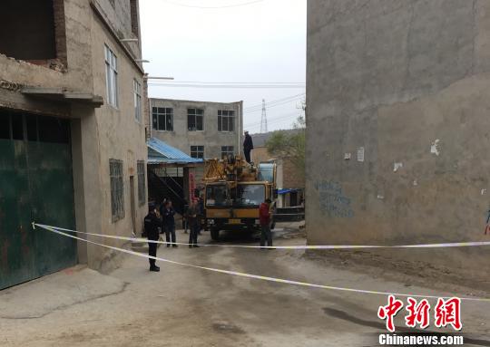 事发现场已被警戒线隔离。　胡贵龙 摄