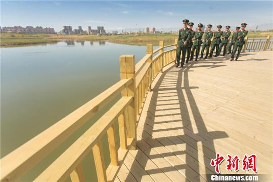 来自武警张掖市森林支队的官兵执勤时帅气挺拔的身影,成为园区一道风景。 裴海博 摄