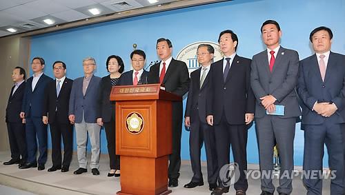 5月2日,正党的13名议员召开记者会并宣布退党。(图片来源:韩联社)