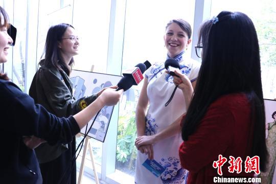 图为采访来自法国的旗袍朗诵表演者马睿婕 孔雁婷 摄