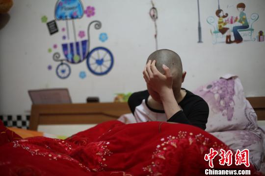 看着妹妹和妈妈为自己忙前忙后，马春伟不禁自责起来。2014年，为了给马春伟结婚，这个仅有2万元积蓄的家庭为了高额的彩礼背了十几万外债。看着一旁抹眼泪的妈妈，马春伟也哽咽落泪。　范丽芳　摄
