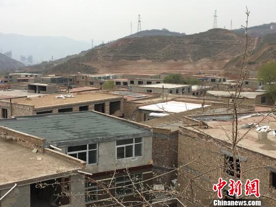 坍塌房屋的周围是密集的民房。　胡贵龙 摄