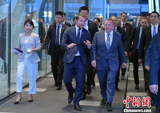丹麦首相拉斯穆森夜逛成都春熙路太古里。 刘忠俊 摄