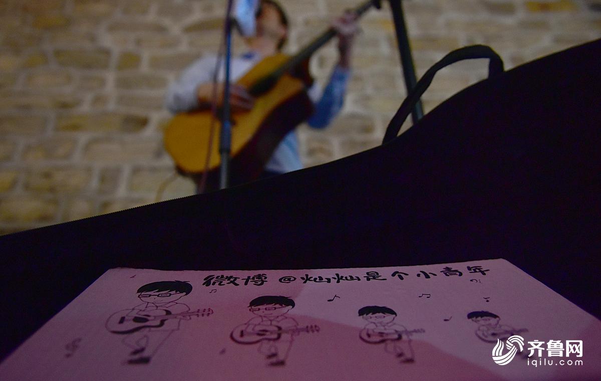 济南28岁街头“卖唱”歌手:日入不足百元只为守护精神菜园