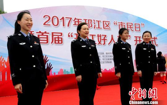 图为扬州市民日,警花笑语说法。 崔佳明 摄