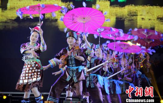 开幕式上极具民族文化特色的文艺演出。 卢文伟 摄