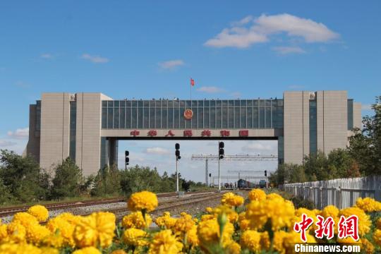 中蒙最大陆路口岸绿意无限。 郭鹏杰 摄