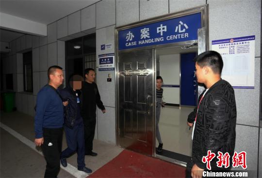 唐某被专班民警羁押带回大冶市公安局 胡迪 摄