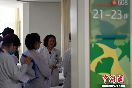 苏少慧(右一)正在病房查房。 翟羽佳 摄