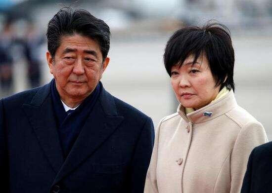 图注：安倍晋三与妻子安倍昭惠