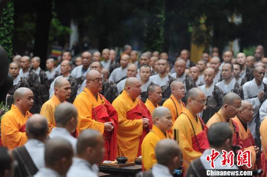 图为“托钵行脚”活动现场。 张茵 摄